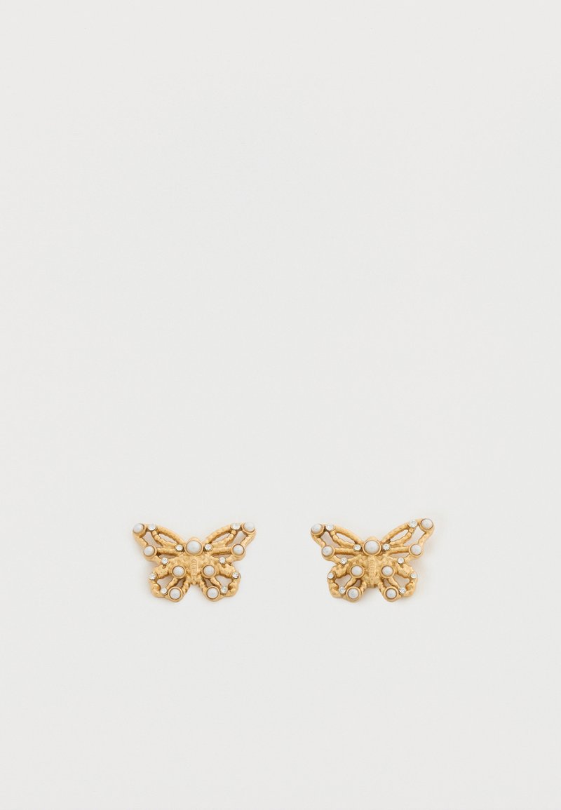 Σκουλαρίκια καρφάκια σε σχήμα πεταλούδας από χρυσό, διακοσμημένα με μικρές λευκές πέρλες και κρύσταλλα, σε απλό λευκό φόντο.