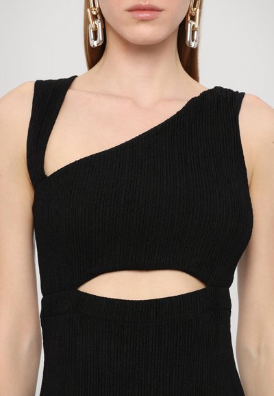 Rochie neagră cu dungi, având un design asimetric cu un umăr, cu o tăietură deschisă la talie, evidențiind un material texturat.