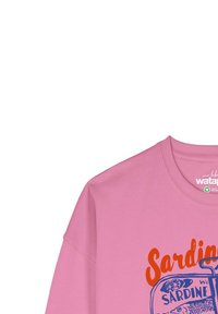 Rosa Hemd mit orangefarbener Schrift "Sardine" und blauer Grafik einer geöffneten Sardinendose mit Zitronenscheiben und einem Fisch darin.