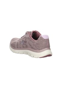 Zapatilla Skechers en malva claro con parte superior de tela texturizada. Presenta una entresuela blanca y acentos cosidos. Diseño con cordones para un ajuste seguro.