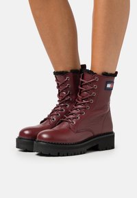 Tommy Jeans URBAN BOOT - Botines con plataforma - rouge