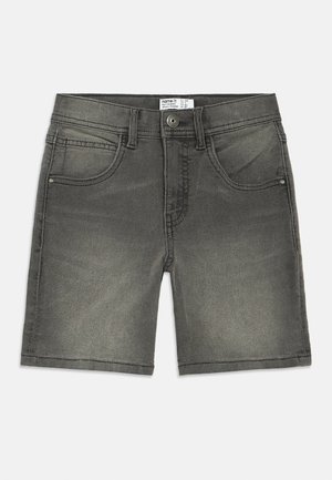 Shorts en denim gris foncé avec un design classique à cinq poches, dotés d'une fermeture à bouton et d'un léger délavage pour la texture.
