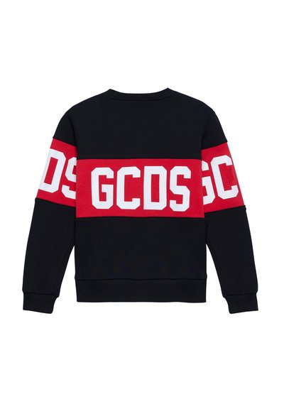 Schwarzer Kapuzenpullover mit rotem Band, das große weiße "GCSD"-Buchstaben auf der Vorderseite und den Ärmeln trägt. Der gerippte Kragen und die Bündchen runden das Design ab.