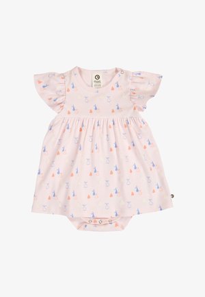 Delicato vestito rosa per bambina con maniche svolazzanti, stampa di gatti blu e arancioni e pere, e bottoni a pressione sulla spalla e sul fondo.