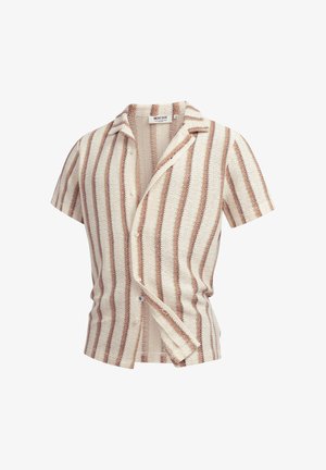 Beżowa koszula z krótkim rękawem z pionowymi brązowymi i czerwonymi paskami, teksturowana tkanina, rozpięty kołnierzyk i częściowo rozpięte przody.