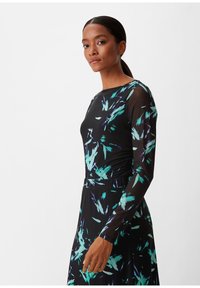 Langärmliges Kleid mit schwarzem Grundton und einem lebhaften türkis- und grünfarbenen abstrakten Blumenmuster. Weicher, leichter Stoff mit taillierter Passform.