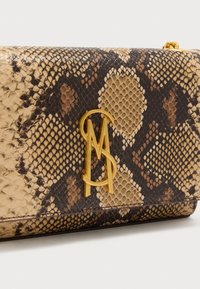 Clutch mit Schlangenhautmuster aus Kunstleder, versehen mit einem goldfarbenen Metall-Logoakzent. Farbpalette umfasst Beige, Braun und Schwarz.