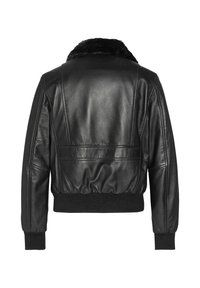 Giacca bomber in pelle nera con colletto in pelliccia sintetica, polsini e orlo a coste, caratterizzata da una texture liscia e spalle arrotondate.