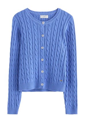 Lyseblå kabelstrikket cardigan med rund halsudskæring, ribbet kant og fem knapper foran. Har en lille logo ved venstre side.