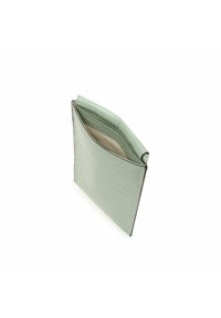 Grøn krokodillepræget læderpung med blødt indre. Har en fold-over flap og sømdetaljer, der fremhæver en glansfuld finish.