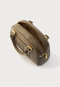 Καφέ δερμάτινη τσάντα χειρός με χρυσά μεταλλικά στοιχεία, κλείσιμο με φερμουάρ, πάνω λαβή και ανάγλυφη λεπτομέρεια "LOVE" μπροστά. Ομαλή υφή και στρογγυλεμένο σχήμα.