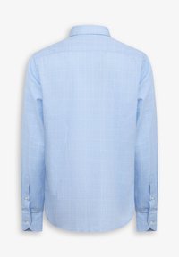 Camicia azzurra chiara con bottoni realizzata in tessuto intrecciato, caratterizzata da un motivo a griglia. La vista posteriore mostra un taglio dritto e polsini con bottoni.