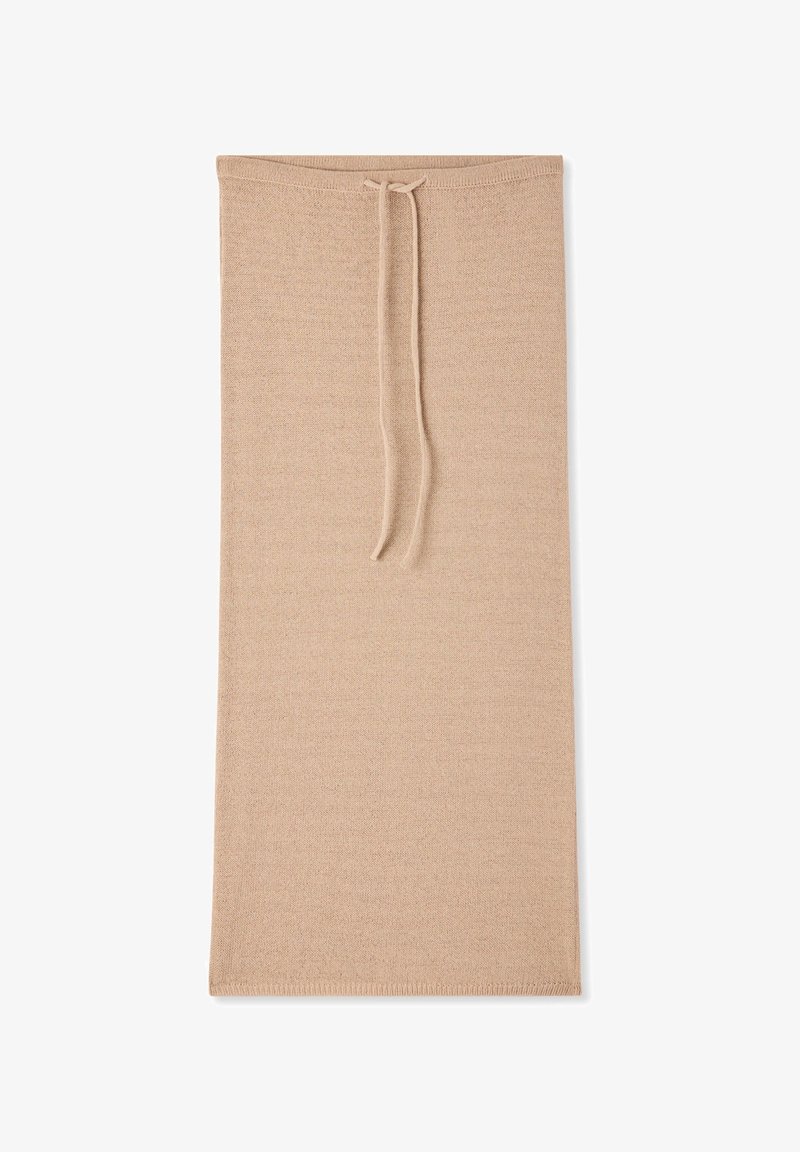 Gonna lavorata a maglia beige con una texture liscia, dotata di un cordoncino in vita e un design semplice ed allungato.