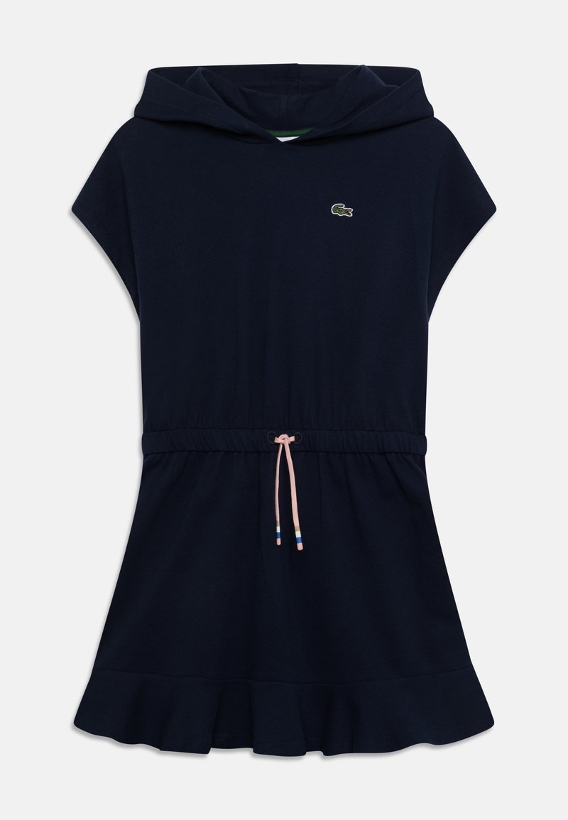 Robe à capuche bleu marine en tissu doux, dotée de manches courtes, d'une taille cintrée avec un cordon de serrage rose, et d'un ourlet à volants évasé.