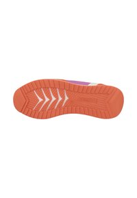 Die Gummisohle des Schuhs verfügt über ein strukturiertes orangefarbiges Material mit einem weißen Zickzack-Traktionsmuster, einer abgerundeten Zehenpartie und einem leicht erhöhten Absatz für besseren Halt.