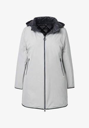 Hellgraue isolierte Jacke mit Kapuze, ausgestattet mit einem gesteppten schwarzen Futter, einer Frontreißverschluss und zwei seitlichen Taschen mit kontrastierenden Besätzen.