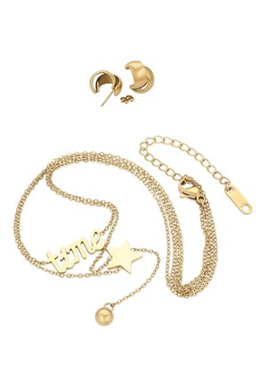 Sieraadset in goudkleur met een ketting met een bedel 'tijd' en een ster, een kettingverlenging en bijpassende gebogen creoolhangers met sluitingen.