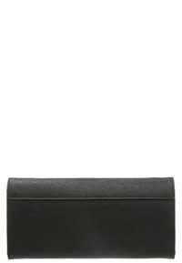 Černá kožená peněženka s texturovaným povrchem, obdélníkový tvar a hladké zavírání na klapku. Vyznačuje se minimalistickým designem a bez viditelného kování.