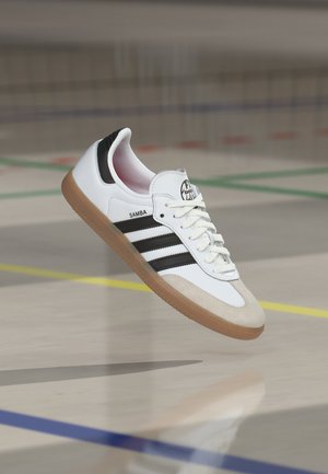 adidas Originals, SAMBA EINTRACHT FRANKFURT - Chaussures de football en salle - footwear white/core black/tomato
