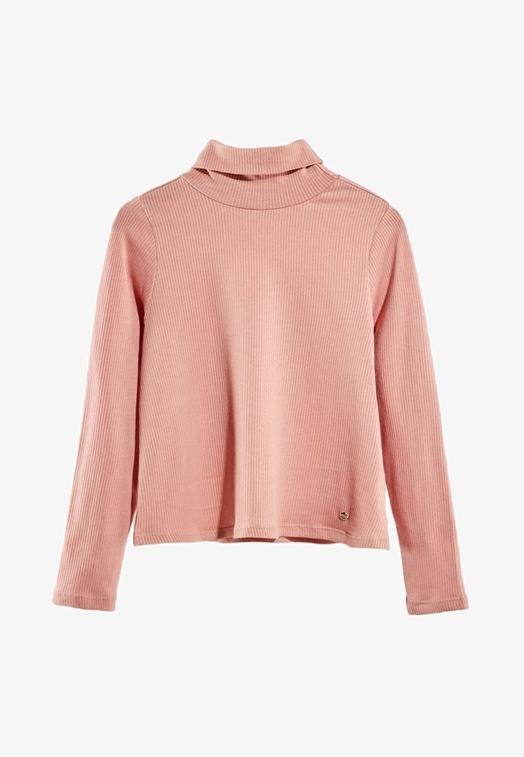 Haut à manches longues côtelé rose clair avec col roulé, coupe décontractée et petit emblème doré à l'ourlet. Texture douce.
