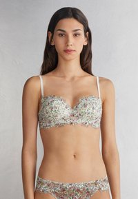 Florale kant beha met delicate scalloped randen, verstelbare schouderbanden en een lichte pastelkleurenpalet met intricates bloemenpatronen.