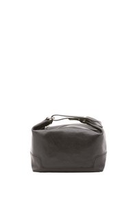 Zwarte leren tas met een rechthoekige vorm, gladde textuur en een korte handvat. Beschikt over een ritssluiting en minimale stikseldetails.