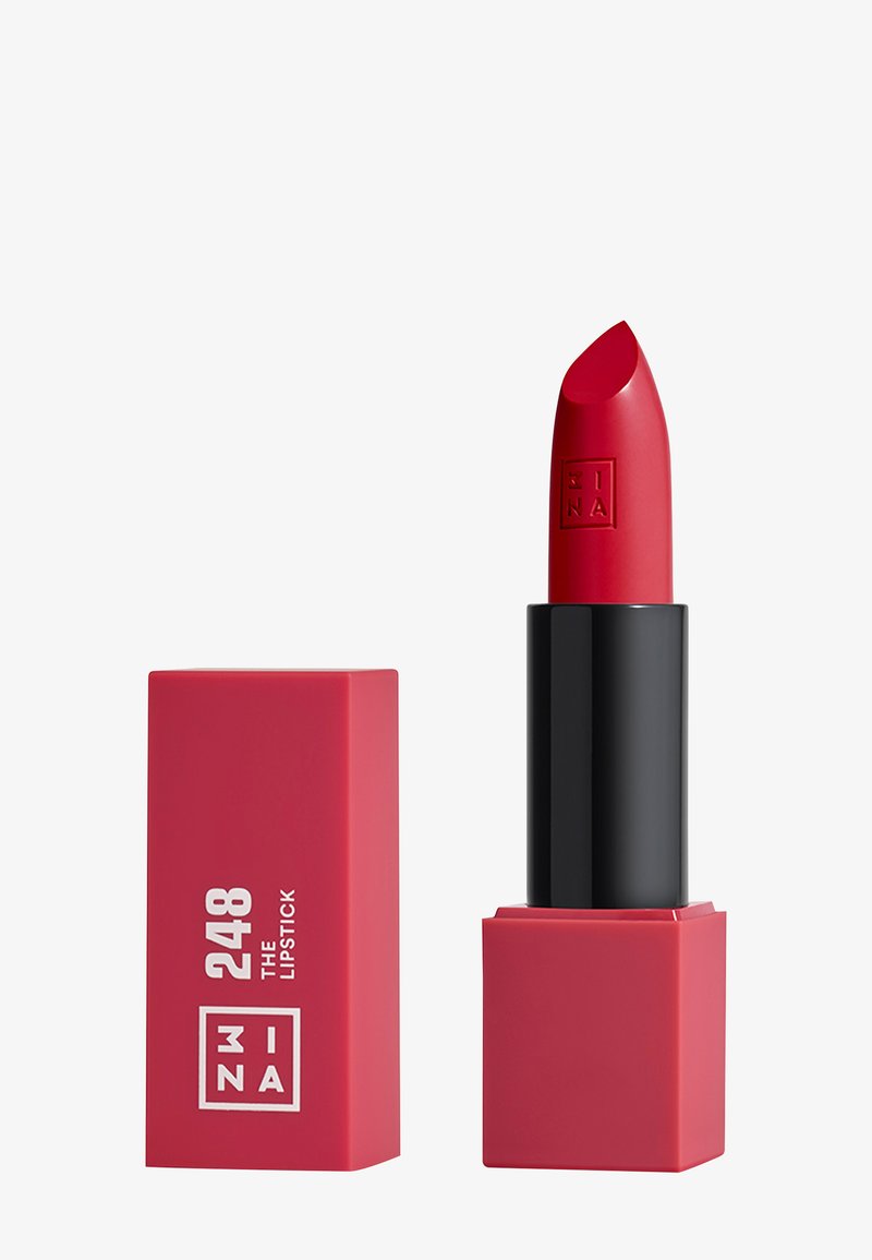 Rouge à lèvres rouge dans un tube rectangulaire noir et rouge. Forme solide avec une texture lisse, étiqueté "248 LE ROUGE À LÈVRES" en police blanche.