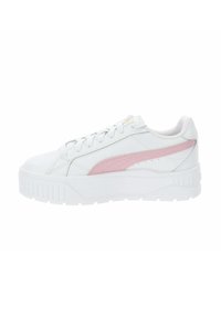 Białe sneakersy z gładką skórzaną cholewką, różowym akcentem w postaci paska, okrągłym noskiem, grubą białą podeszwą i okrągłymi sznurowadłami. Minimalistyczny design.