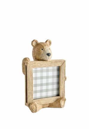 Holzbärenfigur, die einen quadratischen Fotorahmen mit grauem und weißem kariertem Platzhalter hält.