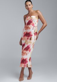 BWLDR Cocktailjurk - peach abstract