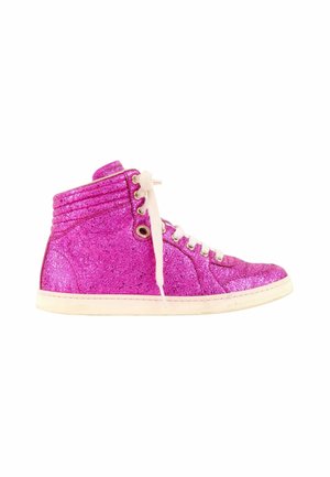 Højtop sneaker i skinnende pink materiale med hvide snørebånd og hvid sål, vist fra ydersiden på en hvid baggrund.