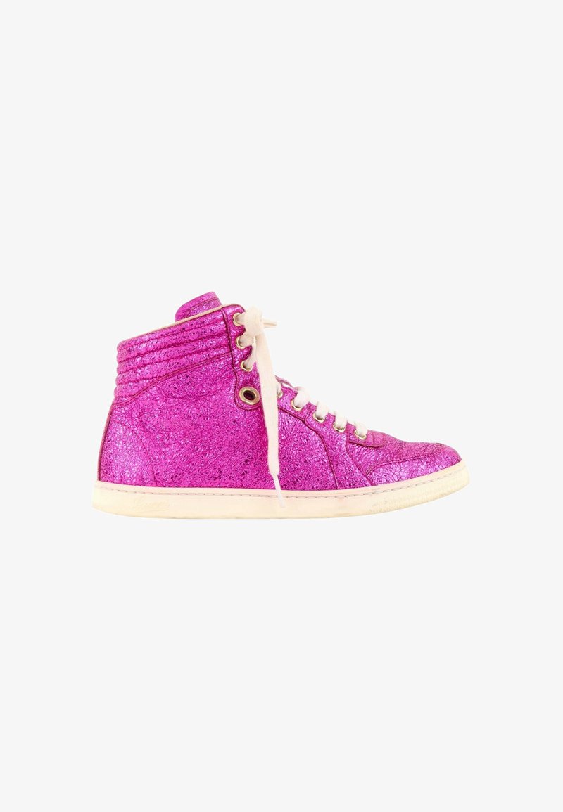 Basket montante en matériau rose brillant avec des lacets blancs et une semelle blanche, vue de côté extérieur sur fond blanc.