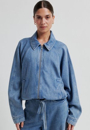 Hellblaue Jeansjacke mit Reißverschluss, großem Kragen und zwei Seitentaschen. Verfügt über übergroße Ärmel und ein Design mit entspannter Passform.
