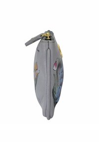 Grijze leren portefeuille met bloemenontwerpen in blauw, roze en oranje. Beschikt over een gouden rits en accenthardware. Platte profiel.