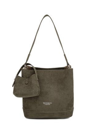 Sac à bandoulière en daim vert olive avec une petite pochette attachée, arborant le texte "DIANA&CO FIRENZE" sur le devant.