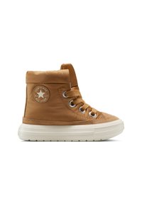 Basket high-top marron avec un col rembourré, des lacets plats et une semelle en caoutchouc. Présente un patch logo rond et des accents en tissu texturé.