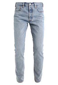 Jeans de mezclilla azul claro con diseño de pierna recta, cinco bolsillos y un cierre clásico de botón y cremallera. Acabado desgastado con un uso sutil.