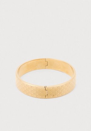Brățară bangle de culoare aurie, cu un model geometric și un finisaj neted. Formă circulară, dotată cu un închizător sigur pentru o purtare ușoară.
