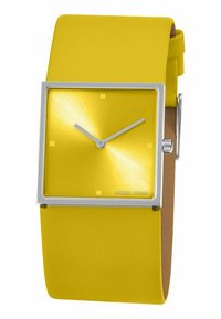 Quadratische gelbe Uhr mit einem glänzenden gelben Ziffernblatt, silbernen Stunden- und Minutenzeigern sowie einem strukturierten gelben Lederarmband. Verfügt über minimalistische quadratische Markierungen.