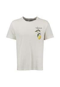 Witte T-shirt met korte mouwen met een grafische afbeelding van een citroen tak en de tekst "Squeeze La Giornata" op de bovenste linkerkant van de borst.