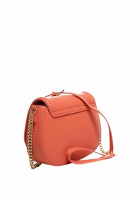 Borsa a sella in finta pelle corallo con forma arrotondata, patta ripiegabile, tracolla in catena dorata e tracolla in pelle regolabile.