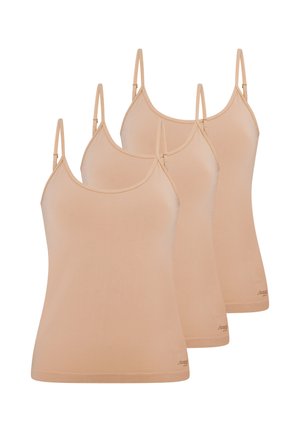 Tre beige sømløse camisoler med tynde justerbare stropper arrangeret i en trappetrinsformation på en hvid baggrund.