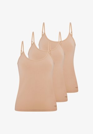 Trois camisoles beiges sans couture avec des bretelles fines ajustables disposées en formation décalée sur un fond blanc.
