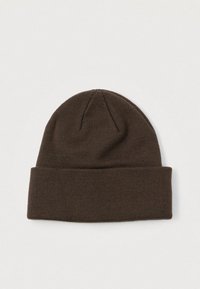 Ciemnobrązowa dzianinowa czapka z podwiniętym rantem, leżąca na jasnym tle.
