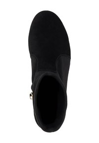 Botte chelsea en daim noir avec un bout arrondi et une fermeture éclair sur le côté, vue de dessus sur fond blanc.