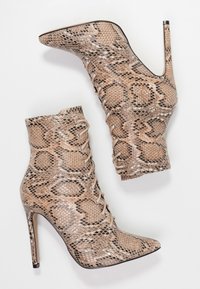 Lace-up ankellägen i ett ljusbrunt ormskinnsmönster, med spetsig tå och stilettklack, med slät yta och svarta accenter.