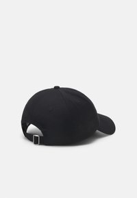 Gorra de béisbol negra con forma redondeada, textura suave, correa ajustable en la parte posterior y un pequeño botón en la parte superior.