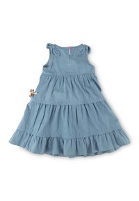Hellblaue Denim-Ärmellose Kleid mit einem gestuften Design, Rüschenträgern und einem rosa Knopfverschluss auf der Rückseite. Akzentuiert mit einem kleinen Charme.