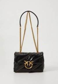 Mala de couro preta acolchoada com acentos de tachas douradas, fecho dourado em forma de pássaro e alça de ombro dupla em corrente dourada.