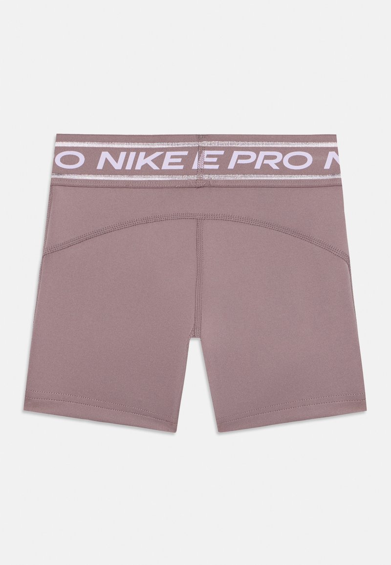 Shorts Nike Pro in un tenue malva, realizzati in un tessuto liscio e elastico. Presentano una ampia cintura elastica con la scritta "Nike Pro" stampata in bianco.